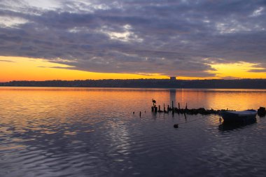 Kucukcekmece Gölü 'ndeki Kanarya kıyısından görüntü. Kucukcekmece Gölü, İstanbul ilinin Avrupa kesiminde, Türkiye 'nin kuzeybatısında yer alan bir göldür..