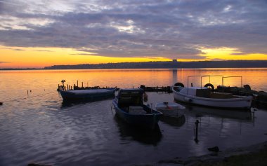 Kucukcekmece Gölü 'ndeki Kanarya kıyısından görüntü. Kucukcekmece Gölü, İstanbul ilinin Avrupa kesiminde, Türkiye 'nin kuzeybatısında yer alan bir göldür..