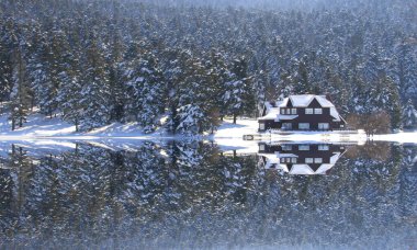 Kucukcekmece Gölü 'ndeki Kanarya kıyısından görüntü. Kucukcekmece Gölü, İstanbul ilinin Avrupa kesiminde, Türkiye 'nin kuzeybatısında yer alan bir göldür..