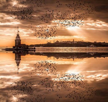 İstanbul, Türkiye 'nin sembolü Leander' s Tower olarak da bilinen ünlü Maiden 's Tower (Kiz Kulesi) ile Boğaz' ın üzerinde kızgın bir günbatımı. Duvar kağıdı veya rehber kitap için sahne yolculuğu arkaplanı