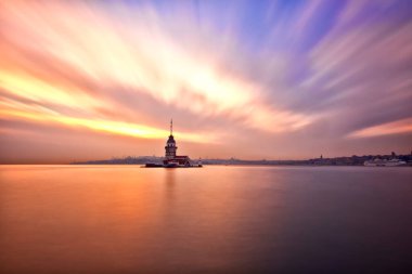 İstanbul, Türkiye 'nin sembolü Leander' s Tower olarak da bilinen ünlü Maiden 's Tower (Kiz Kulesi) ile Boğaz' ın üzerinde kızgın bir günbatımı. Duvar kağıdı veya rehber kitap için sahne yolculuğu arkaplanı