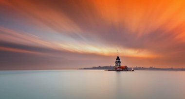 İstanbul, Türkiye 'nin sembolü Leander' s Tower olarak da bilinen ünlü Maiden 's Tower (Kiz Kulesi) ile Boğaz' ın üzerinde kızgın bir günbatımı. Duvar kağıdı veya rehber kitap için sahne yolculuğu arkaplanı
