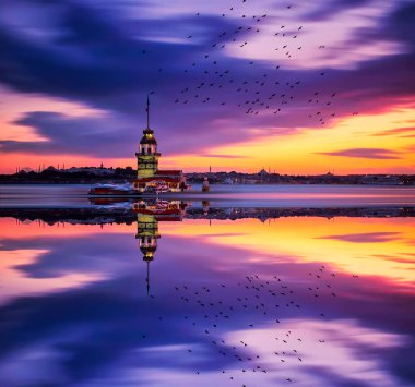 İstanbul, Türkiye 'nin sembolü Leander' s Tower olarak da bilinen ünlü Maiden 's Tower (Kiz Kulesi) ile Boğaz' ın üzerinde kızgın bir günbatımı. Duvar kağıdı veya rehber kitap için sahne yolculuğu arkaplanı