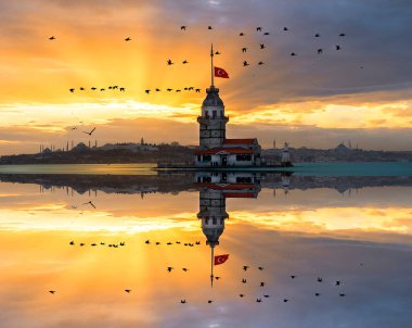 İstanbul, Türkiye 'nin sembolü Leander' s Tower olarak da bilinen ünlü Maiden 's Tower (Kiz Kulesi) ile Boğaz' ın üzerinde kızgın bir günbatımı. Duvar kağıdı veya rehber kitap için sahne yolculuğu arkaplanı