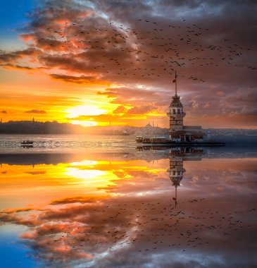 İstanbul, Türkiye 'nin sembolü Leander' s Tower olarak da bilinen ünlü Maiden 's Tower (Kiz Kulesi) ile Boğaz' ın üzerinde kızgın bir günbatımı. Duvar kağıdı veya rehber kitap için sahne yolculuğu arkaplanı