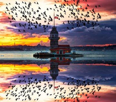 İstanbul, Türkiye 'nin sembolü Leander' s Tower olarak da bilinen ünlü Maiden 's Tower (Kiz Kulesi) ile Boğaz' ın üzerinde kızgın bir günbatımı. Duvar kağıdı veya rehber kitap için sahne yolculuğu arkaplanı