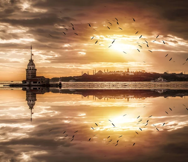İstanbul, Türkiye 'nin sembolü Leander' s Tower olarak da bilinen ünlü Maiden 's Tower (Kiz Kulesi) ile Boğaz' ın üzerinde kızgın bir günbatımı. Duvar kağıdı veya rehber kitap için sahne yolculuğu arkaplanı