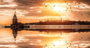 İstanbul, Türkiye 'de gün batımı gökyüzü olan Maiden' s Tower. İstanbul 'un sembolü Bakire Kulesi.