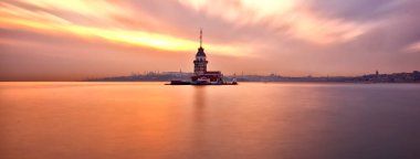 İstanbul, Türkiye 'de gün batımı gökyüzü olan Maiden' s Tower. İstanbul 'un sembolü Bakire Kulesi.