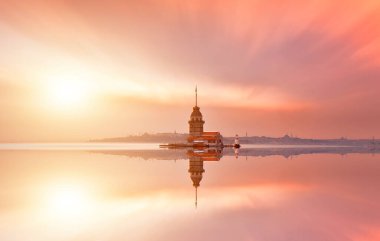 İstanbul, Türkiye 'de gün batımı gökyüzü olan Maiden' s Tower. İstanbul 'un sembolü Bakire Kulesi.