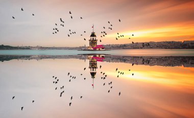 İstanbul, Türkiye 'de gün batımı gökyüzü olan Maiden' s Tower. İstanbul 'un sembolü Bakire Kulesi.