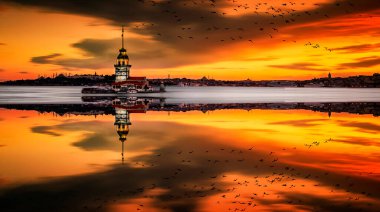 İstanbul, Türkiye 'de gün batımı gökyüzü olan Maiden' s Tower. İstanbul 'un sembolü Bakire Kulesi.