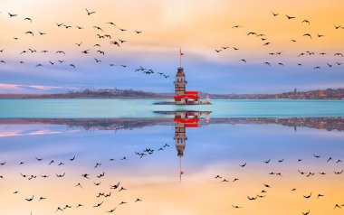 İstanbul, Türkiye 'de gün batımı gökyüzü olan Maiden' s Tower. İstanbul 'un sembolü Bakire Kulesi.