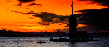 İstanbul, Türkiye 'de gün batımı gökyüzü olan Maiden' s Tower. İstanbul 'un sembolü Bakire Kulesi.
