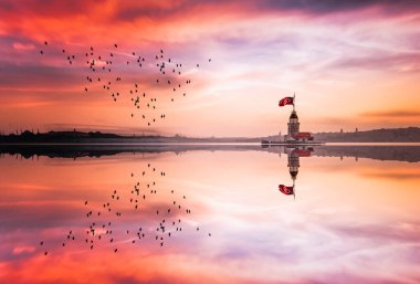 İstanbul, Türkiye 'de gün batımı gökyüzü olan Maiden' s Tower. İstanbul 'un sembolü Bakire Kulesi.