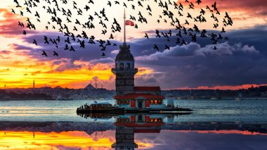 İstanbul, Türkiye 'de gün batımı gökyüzü olan Maiden' s Tower. İstanbul 'un sembolü Bakire Kulesi.