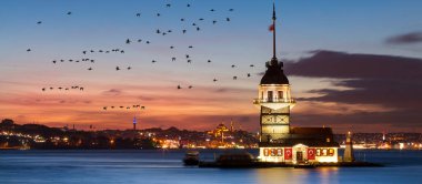 İstanbul, Türkiye 'de gün batımı gökyüzü olan Maiden' s Tower. İstanbul 'un sembolü Bakire Kulesi.