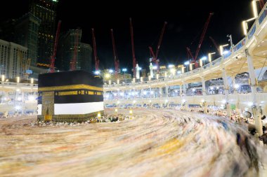 Cami Kabe, Mekke. Dünyanın en büyük camii, Kabe. Aynı zamanda 4 milyon Müslüman hacıya tapıyor.. 