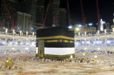 Cami Kabe, Mekke. Dünyanın en büyük camii, Kabe. Aynı zamanda 4 milyon Müslüman hacıya tapıyor.. 