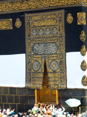 Kutsal Kabe 'nin altın kapıları Kiswah' la kaplıydı. Kapılarda büyük kilit var. Mescidi Haram 'daki Kabe' ye giriş.