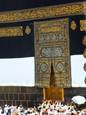 Kutsal Kabe 'nin altın kapıları Kiswah' la kaplıydı. Kapılarda büyük kilit var. Mescidi Haram 'daki Kabe' ye giriş.