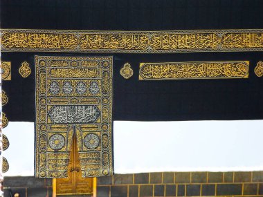 Kutsal Kabe 'nin altın kapıları Kiswah' la kaplıydı. Kapılarda büyük kilit var. Mescidi Haram 'daki Kabe' ye giriş.