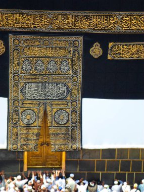 Kutsal Kabe 'nin altın kapıları Kiswah' la kaplıydı. Kapılarda büyük kilit var. Mescidi Haram 'daki Kabe' ye giriş.
