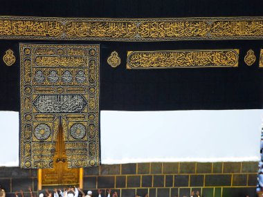Kutsal Kabe 'nin altın kapıları Kiswah' la kaplıydı. Kapılarda büyük kilit var. Mescidi Haram 'daki Kabe' ye giriş.