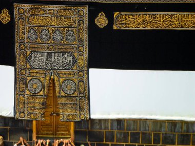 Kutsal Kabe 'nin altın kapıları Kiswah' la kaplıydı. Kapılarda büyük kilit var. Mescidi Haram 'daki Kabe' ye giriş.