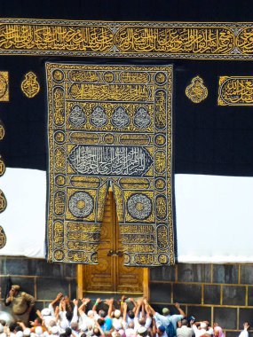 Kutsal Kabe 'nin altın kapıları Kiswah' la kaplıydı. Kapılarda büyük kilit var. Mescidi Haram 'daki Kabe' ye giriş.