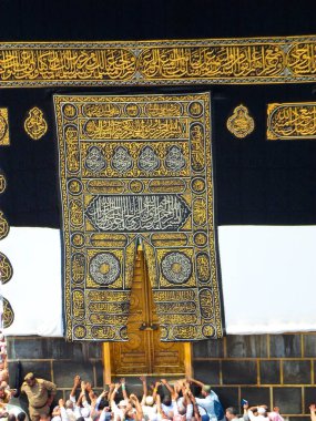 Kutsal Kabe 'nin altın kapıları Kiswah' la kaplıydı. Kapılarda büyük kilit var. Mescidi Haram 'daki Kabe' ye giriş.