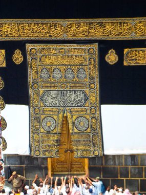 Kutsal Kabe 'nin altın kapıları Kiswah' la kaplıydı. Kapılarda büyük kilit var. Mescidi Haram 'daki Kabe' ye giriş.