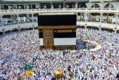 Kutsal Kabe, İslam 'ın merkezidir ve Mekke' deki Mescid-i Haram 'dadır. Bir grup insan Umra ya da Hac boyunca Kabe 'de dolaşıp Tawaf yapıyor.