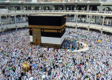 Kutsal Kabe, İslam 'ın merkezidir ve Mekke' deki Mescid-i Haram 'dadır. Bir grup insan Umra ya da Hac boyunca Kabe 'de dolaşıp Tawaf yapıyor.