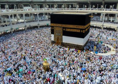 Kutsal Kabe, İslam 'ın merkezidir ve Mekke' deki Mescid-i Haram 'dadır. Bir grup insan Umra ya da Hac boyunca Kabe 'de dolaşıp Tawaf yapıyor.