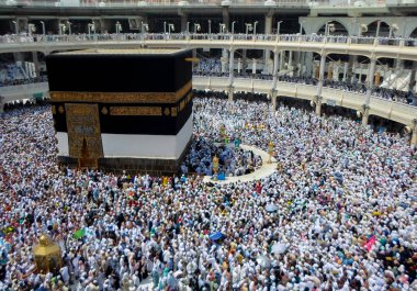 Kutsal Kabe, İslam 'ın merkezidir ve Mekke' deki Mescid-i Haram 'dadır. Bir grup insan Umra ya da Hac boyunca Kabe 'de dolaşıp Tawaf yapıyor.