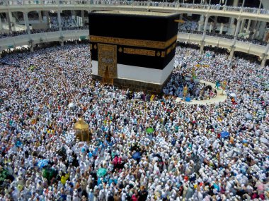 Kutsal Kabe, İslam 'ın merkezidir ve Mekke' deki Mescid-i Haram 'dadır. Bir grup insan Umra ya da Hac boyunca Kabe 'de dolaşıp Tawaf yapıyor.