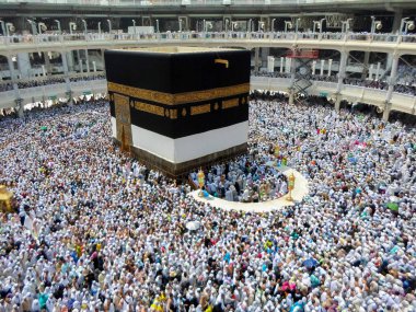 Kutsal Kabe, İslam 'ın merkezidir ve Mekke' deki Mescid-i Haram 'dadır. Bir grup insan Umra ya da Hac boyunca Kabe 'de dolaşıp Tawaf yapıyor.