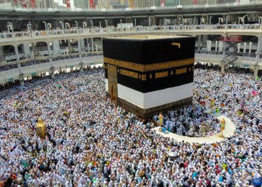 Kutsal Kabe, İslam 'ın merkezidir ve Mekke' deki Mescid-i Haram 'dadır. Bir grup insan Umra ya da Hac boyunca Kabe 'de dolaşıp Tawaf yapıyor.