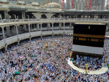 Kutsal Kabe, İslam 'ın merkezidir ve Mekke' deki Mescid-i Haram 'dadır. Bir grup insan Umra ya da Hac boyunca Kabe 'de dolaşıp Tawaf yapıyor.
