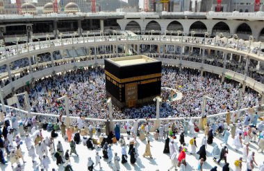 Kutsal Kabe, İslam 'ın merkezidir ve Mekke' deki Mescid-i Haram 'dadır. Bir grup insan Umra ya da Hac boyunca Kabe 'de dolaşıp Tawaf yapıyor.