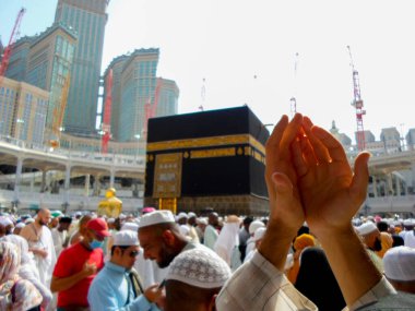 Kutsal Kabe, İslam 'ın merkezidir ve Mekke' deki Mescid-i Haram 'dadır. Bir grup insan Umra ya da Hac boyunca Kabe 'de dolaşıp Tawaf yapıyor.