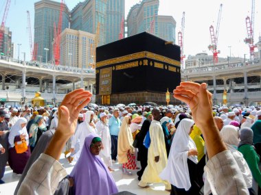 Kutsal Kabe, İslam 'ın merkezidir ve Mekke' deki Mescid-i Haram 'dadır. Bir grup insan Umra ya da Hac boyunca Kabe 'de dolaşıp Tawaf yapıyor.