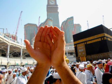 Kutsal Kabe, İslam 'ın merkezidir ve Mekke' deki Mescid-i Haram 'dadır. Bir grup insan Umra ya da Hac boyunca Kabe 'de dolaşıp Tawaf yapıyor.