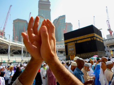 Kutsal Kabe, İslam 'ın merkezidir ve Mekke' deki Mescid-i Haram 'dadır. Bir grup insan Umra ya da Hac boyunca Kabe 'de dolaşıp Tawaf yapıyor.