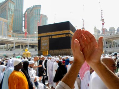Kutsal Kabe, İslam 'ın merkezidir ve Mekke' deki Mescid-i Haram 'dadır. Bir grup insan Umra ya da Hac boyunca Kabe 'de dolaşıp Tawaf yapıyor.