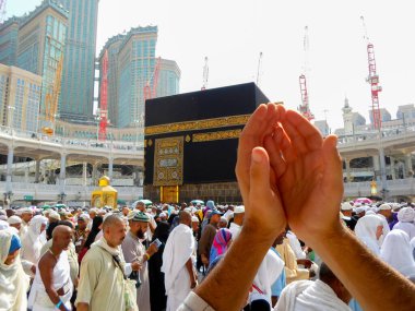 Kutsal Kabe, İslam 'ın merkezidir ve Mekke' deki Mescid-i Haram 'dadır. Bir grup insan Umra ya da Hac boyunca Kabe 'de dolaşıp Tawaf yapıyor.