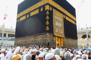 Kutsal Kabe, İslam 'ın merkezidir ve Mekke' deki Mescid-i Haram 'dadır. Bir grup insan Umra ya da Hac boyunca Kabe 'de dolaşıp Tawaf yapıyor.