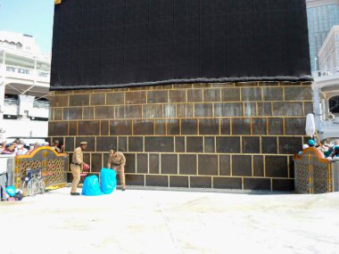 Kutsal Kabe, İslam 'ın merkezidir ve Mekke' deki Mescid-i Haram 'dadır. Bir grup insan Umra ya da Hac boyunca Kabe 'de dolaşıp Tawaf yapıyor.