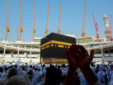 Kutsal Kabe, İslam 'ın merkezidir ve Mekke' deki Mescid-i Haram 'dadır. Bir grup insan Umra ya da Hac boyunca Kabe 'de dolaşıp Tawaf yapıyor.